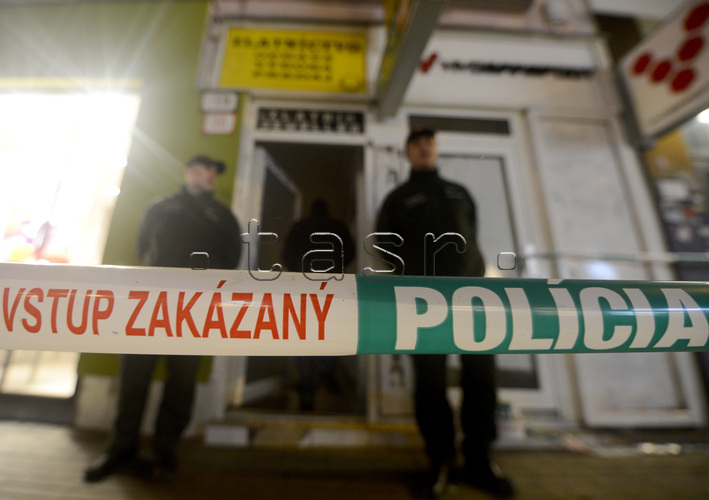 bratislavská Obchodná ulica zlatníctvo policajti ľudia električka policajná páska  