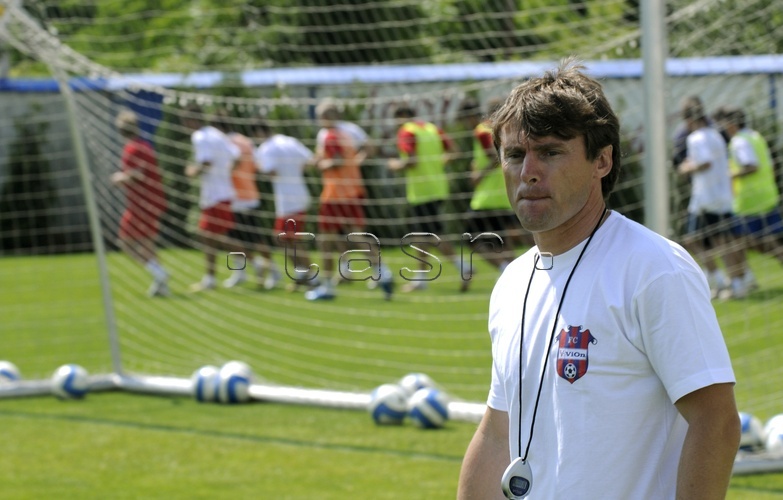 nový futbalový zlatomoravský tréner Ľubomír Moravčík slovenský futbalový klub ViOn Zlaté Moravce káder prvý kondičný dvojfázový tréning zlatomoravskí futbalisti športovci letná príprava corgoňligová futbalová sezóna 2008/2009 lopty ihrisko